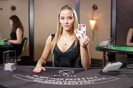 Berbagai pilihan permainan casino dan sports tersedia di platform slot90